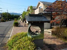 琵琶湖特有の魚の灯篭＜里東小学校南側通り沿い＞ 